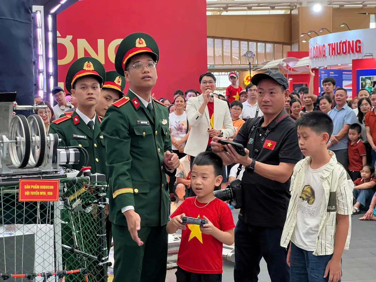 Gian trưng bày VTV: Khán giả hào hứng với những "Chiến binh Robocon" - Ảnh 8.