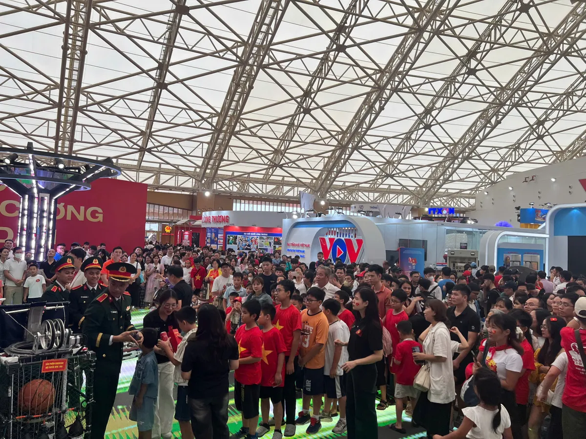 Gian trưng bày VTV: Khán giả hào hứng với những "Chiến binh Robocon" - Ảnh 11.
