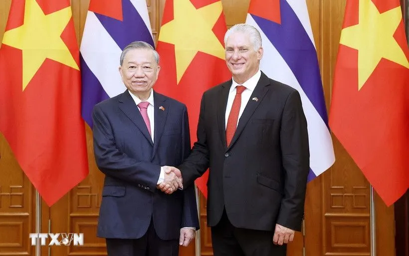 Tổng Bí thư Tô Lâm và Bí thư thứ Nhất Đảng Cộng sản Cuba, Chủ tịch nước Cuba Miguel Díaz-Canel Bermúdez chụp ảnh chung. (Ảnh: Thống Nhất/TTXVN)