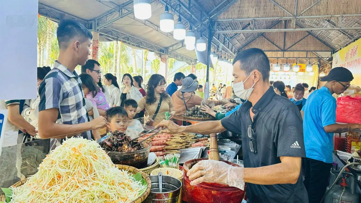 Khách tắm biển Vũng Tàu tăng đột biến sau 3 ngày nghỉ lễ 2/9- Ảnh 4. Khách tắm biển Vũng Tàu tăng đột biến sau 3 ngày nghỉ lễ 2/9- Ảnh 4.