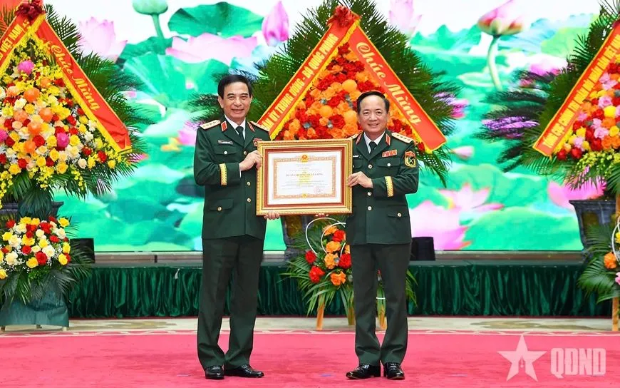 Thừa ủy quyền của Chủ tịch nước, Đại tướng Trịnh Văn Quyết trao Huân chương Quân công hạng Nhất tặng Đại tướng Phan Văn Giang - Ảnh: QĐND Thừa ủy quyền của Chủ tịch nước, Đại tướng Trịnh Văn Quyết trao Huân chương Quân công hạng Nhất tặng Đại tướng Phan Văn Giang - Ảnh: QĐND