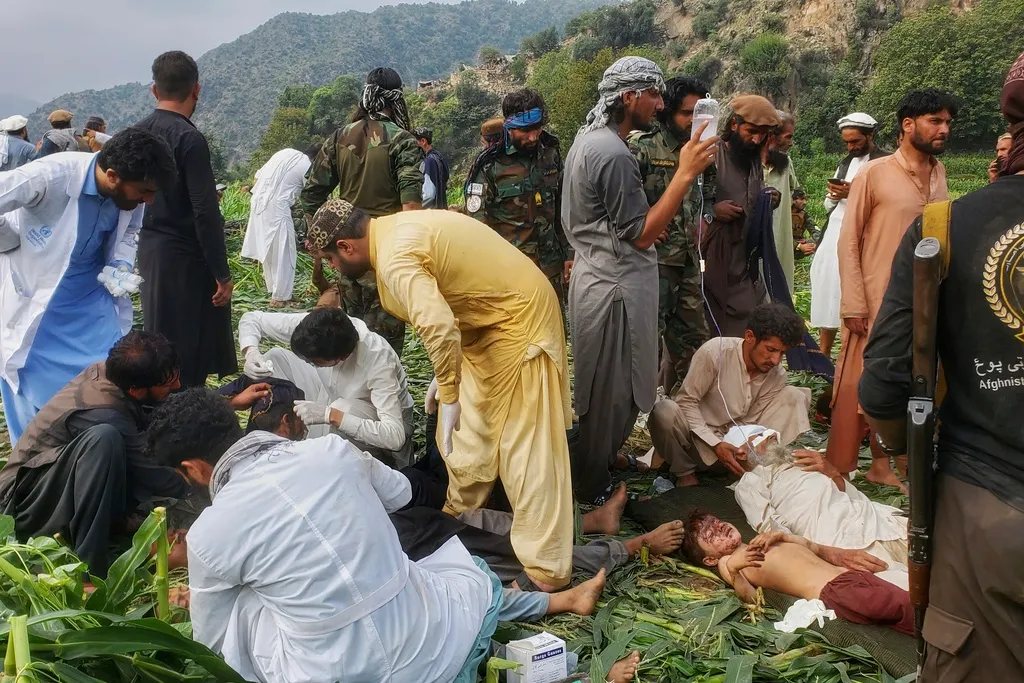 Nỗ lực tìm kiếm và cứu hộ sau động đất tại Afghanistan- Ảnh 1. Nỗ lực tìm kiếm và cứu hộ sau động đất tại Afghanistan- Ảnh 1.