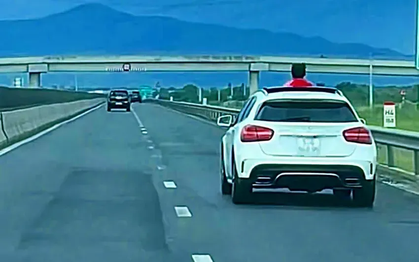 Hình ảnh trẻ em thò đầu qua cửa sổ trời trên cao tốc Vĩnh Hảo-Phan Thiết.