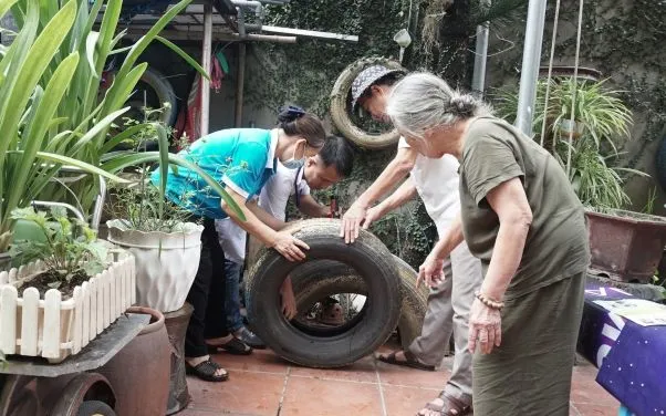 Loại bỏ các vât chứa nước tù đọng để tiêu diệt loăng quăng là biện pháp phòng ngừa sốt xuất huyết hiệu quả. Loại bỏ các vât chứa nước tù đọng để tiêu diệt loăng quăng là biện pháp phòng ngừa sốt xuất huyết hiệu quả.