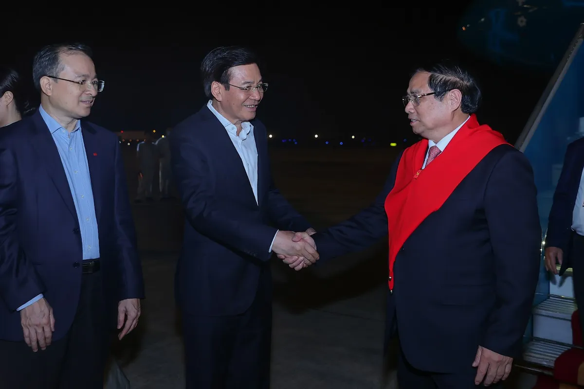 Thủ tướng Phạm Minh Chính về tới Hà Nội, kết thúc tốt đẹp chuyến công tác tại Trung Quốc - Ảnh 2.