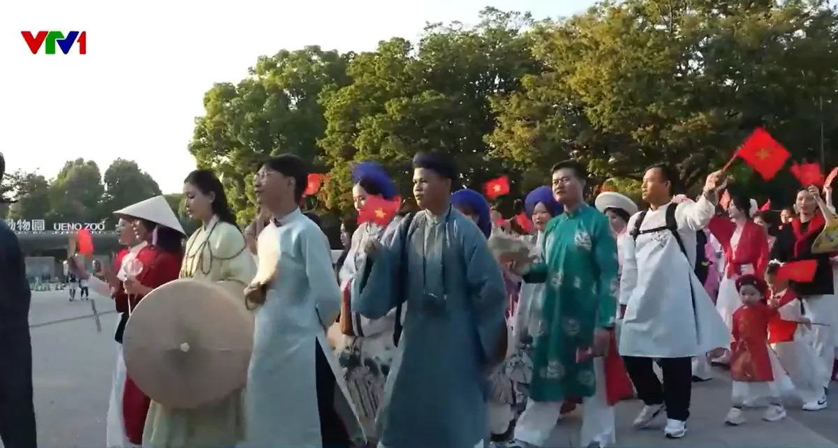 “Một tỷ bước chân” - Hòa chung tình yêu nước từ Nhật Bản- Ảnh 1. “Một tỷ bước chân” - Hòa chung tình yêu nước từ Nhật Bản- Ảnh 1.