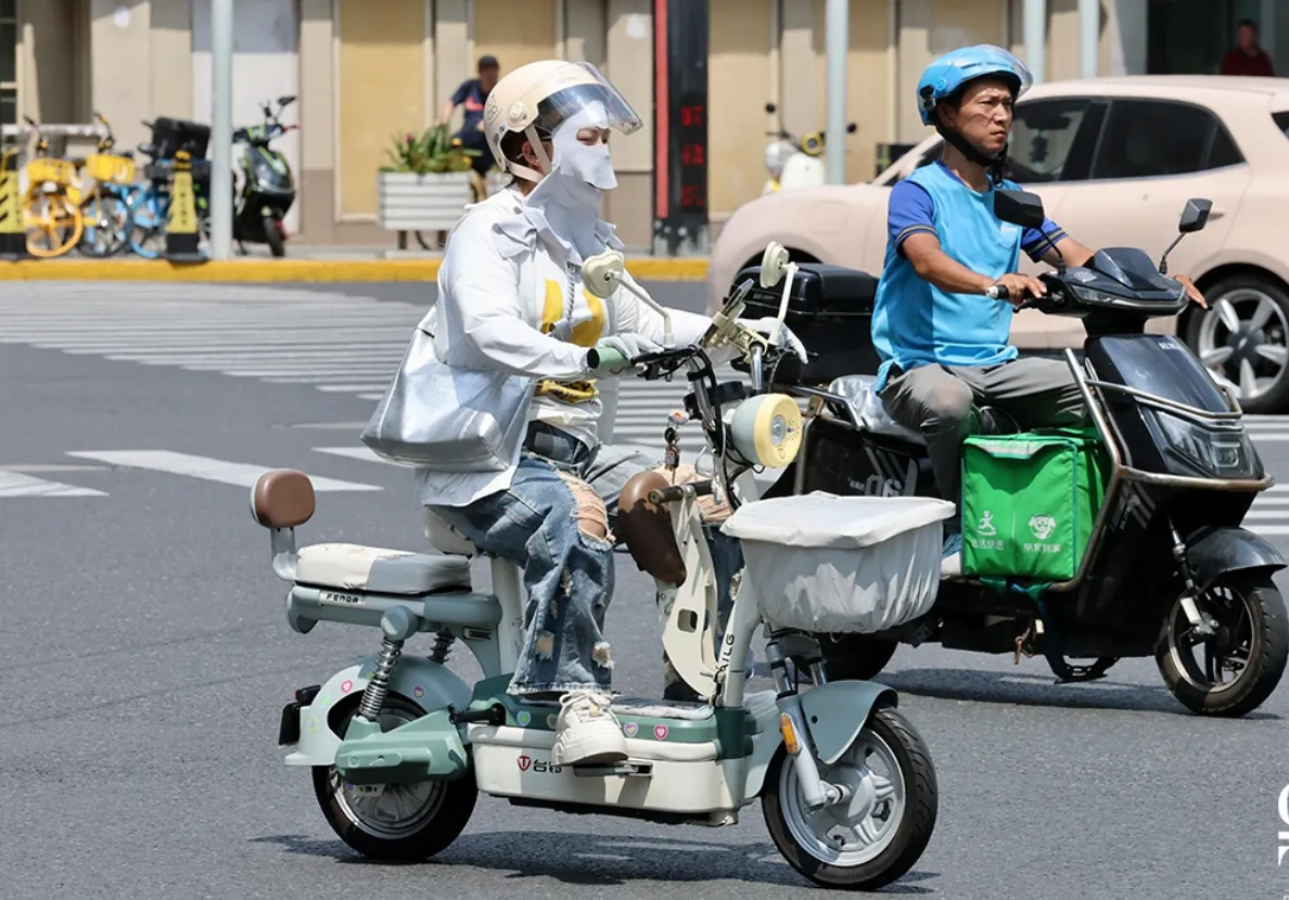 Thượng Hải (Trung Quốc) phát cảnh báo vàng vì nhiệt độ nóng kỷ lục- Ảnh 1. Thượng Hải (Trung Quốc) phát cảnh báo vàng vì nhiệt độ nóng kỷ lục- Ảnh 1.