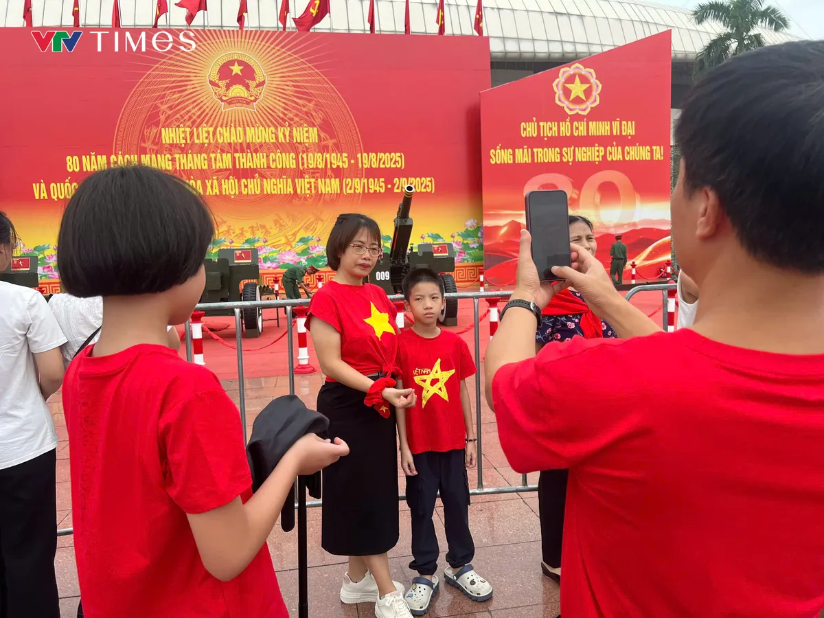 Người dân và du khách hào hứng chụp ảnh cùng dàn pháo lễ - Ảnh 4.