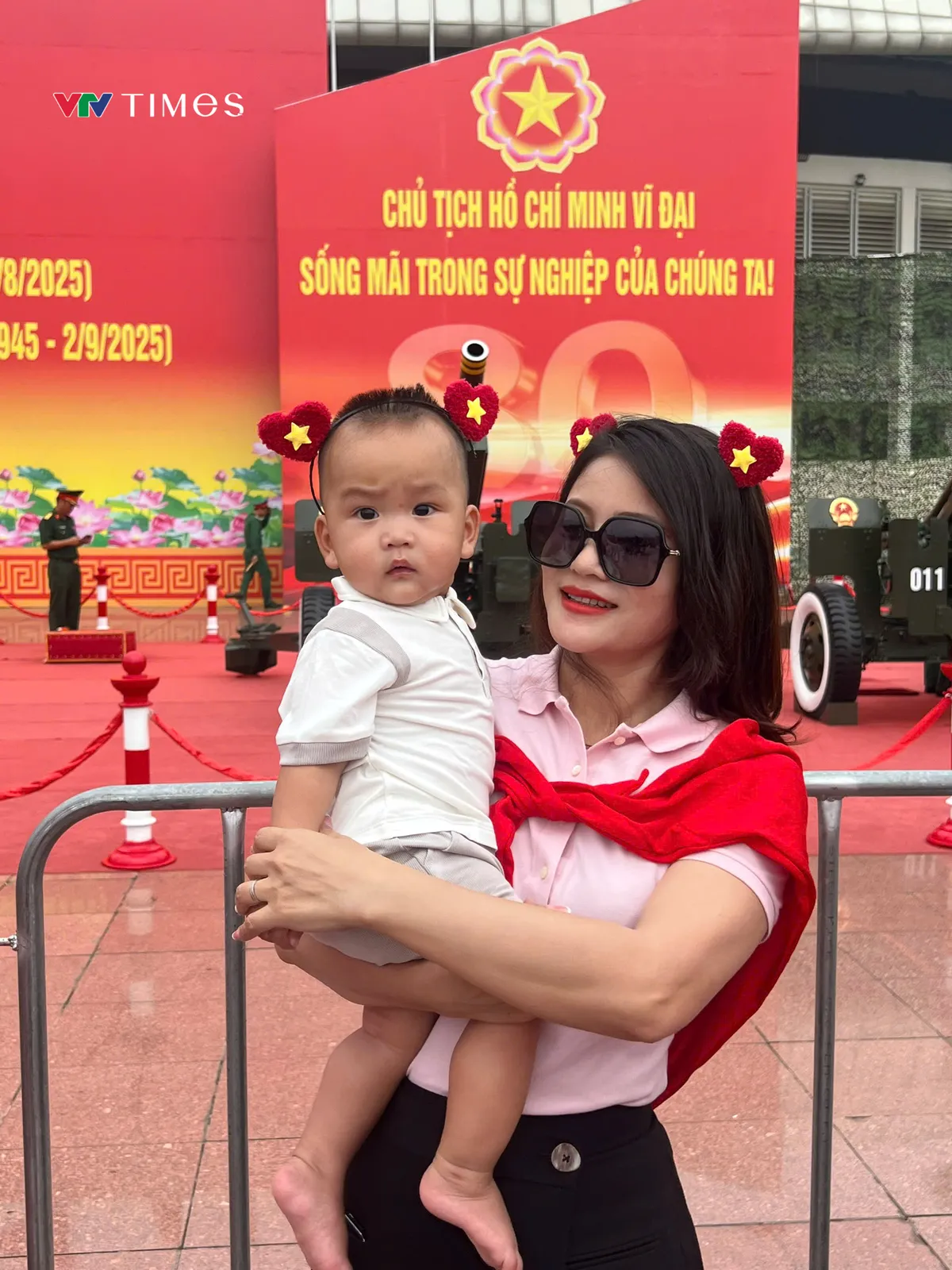 Người dân và du khách hào hứng chụp ảnh cùng dàn pháo lễ - Ảnh 6.