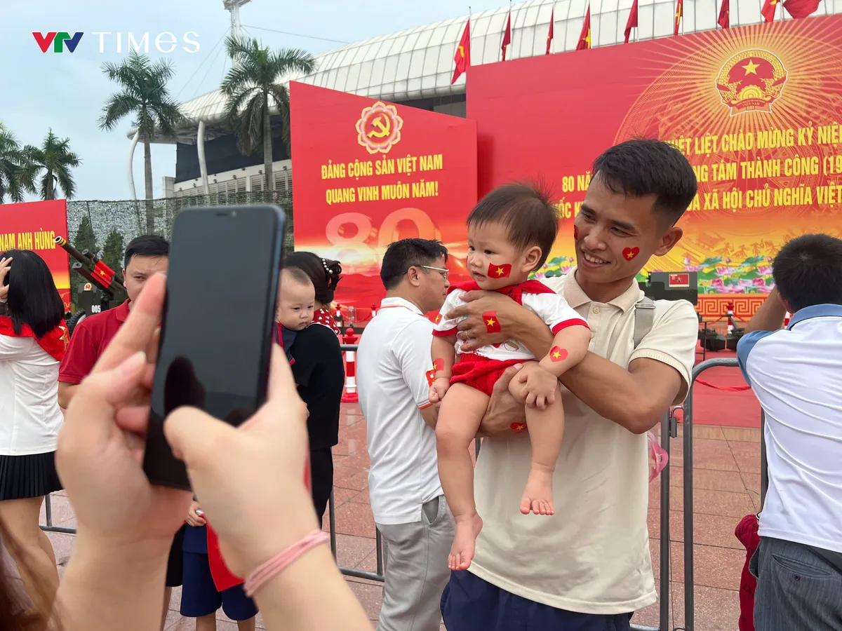 Người dân và du khách hào hứng chụp ảnh cùng dàn pháo lễ - Ảnh 3.