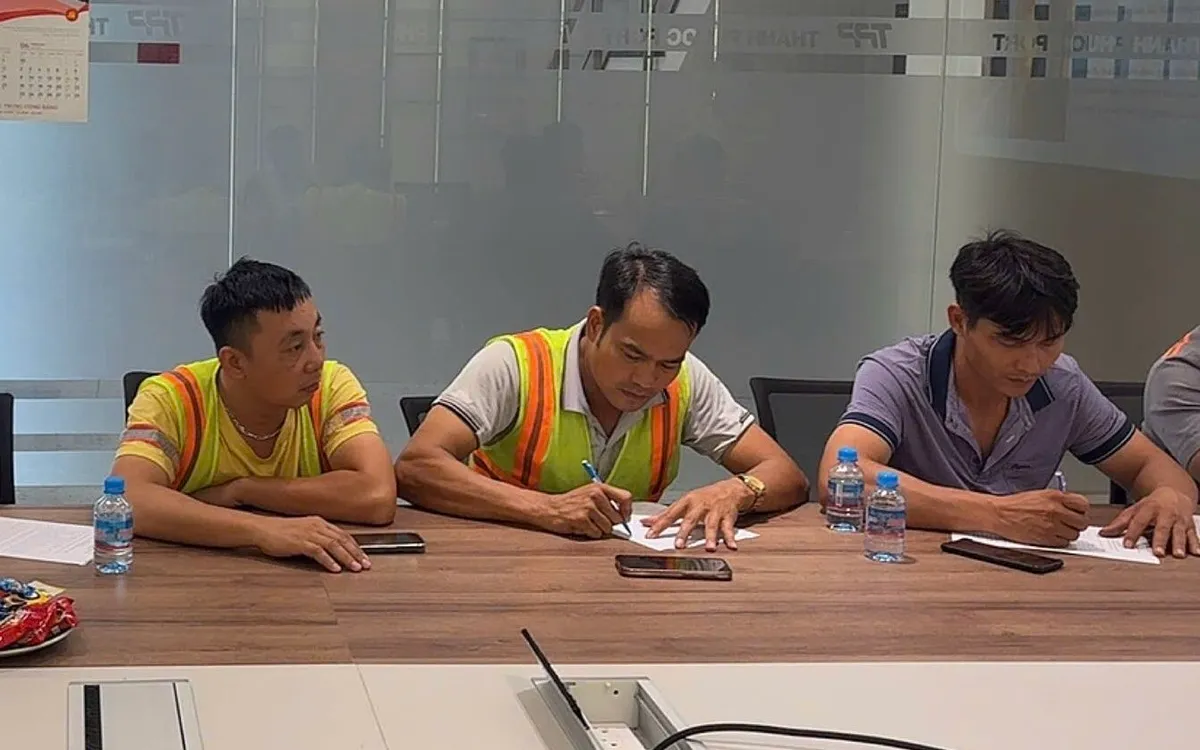 Các tài xế ký cam kết đảm bảo an toàn giao thông. 