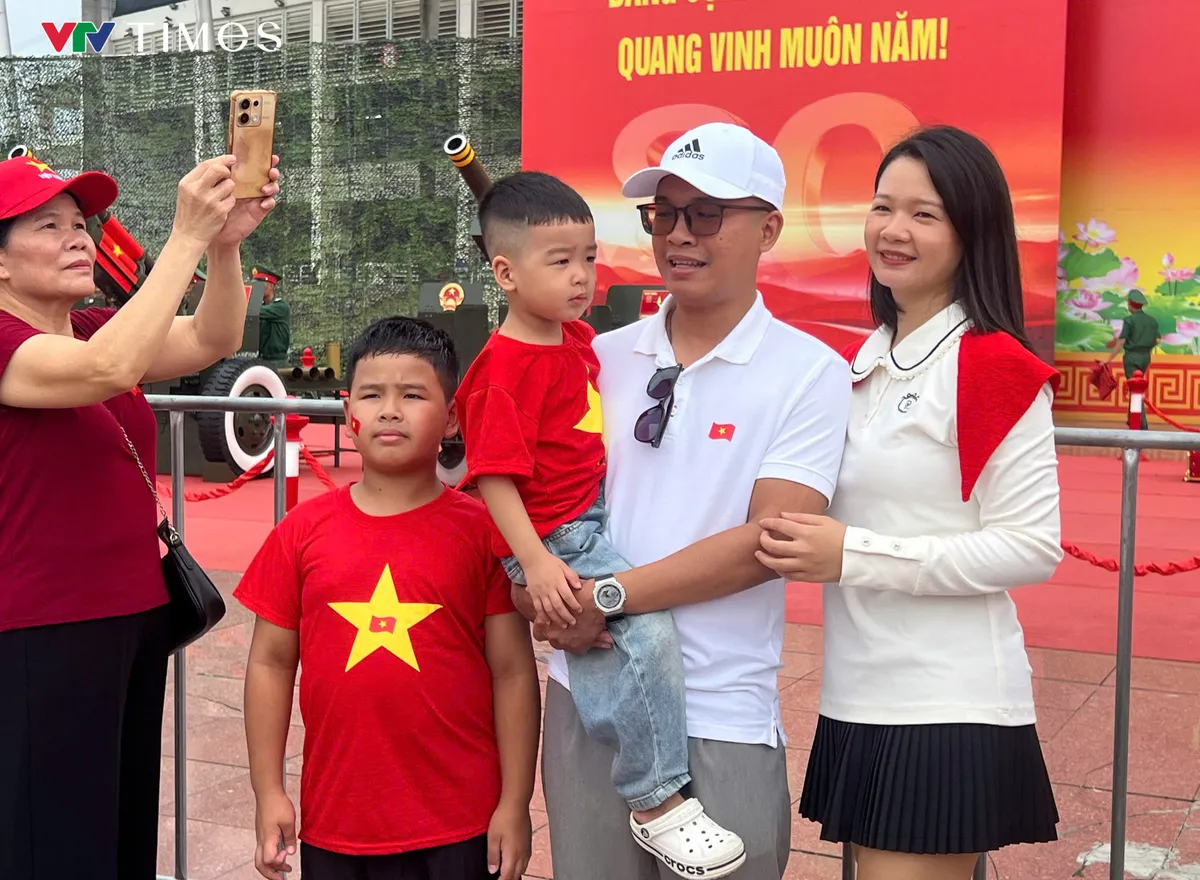 Người dân và du khách hào hứng chụp ảnh cùng dàn pháo lễ - Ảnh 2.