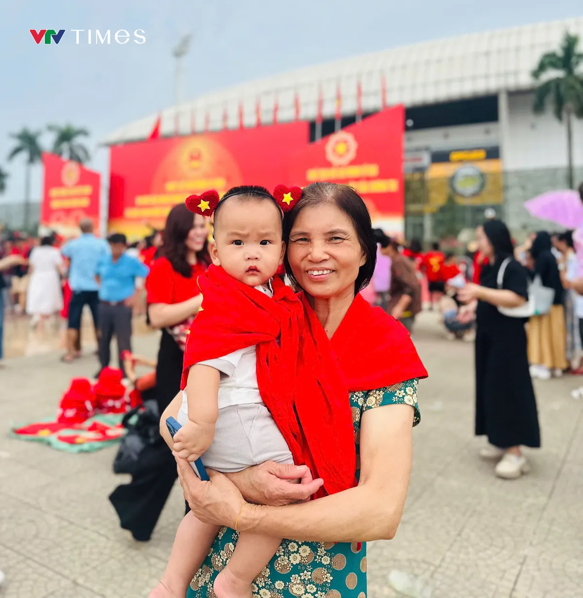 Người dân và du khách hào hứng chụp ảnh cùng dàn pháo lễ - Ảnh 5.