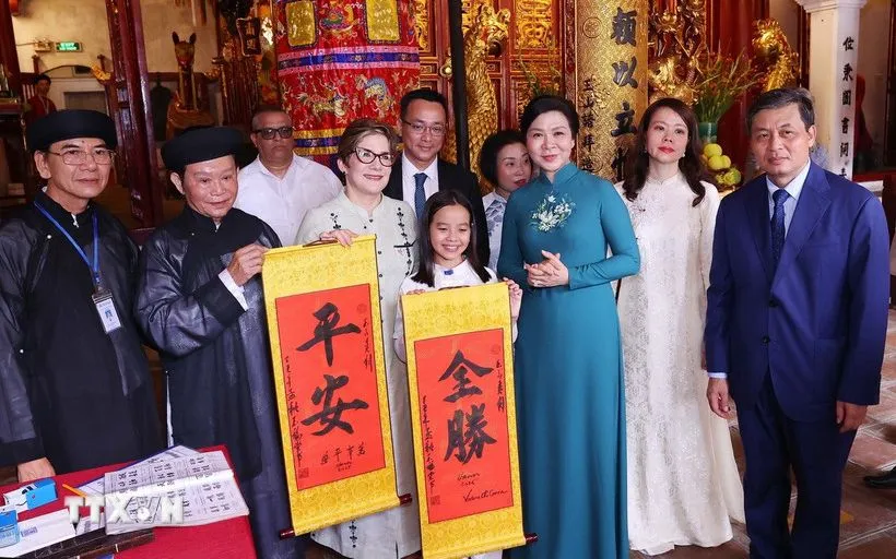 Các thầy đồ tặng chữ thư pháp cho Phu nhân Bí thư thứ nhất, Chủ tịch nước Cuba. (Ảnh: Văn Điệp/TTXVN)