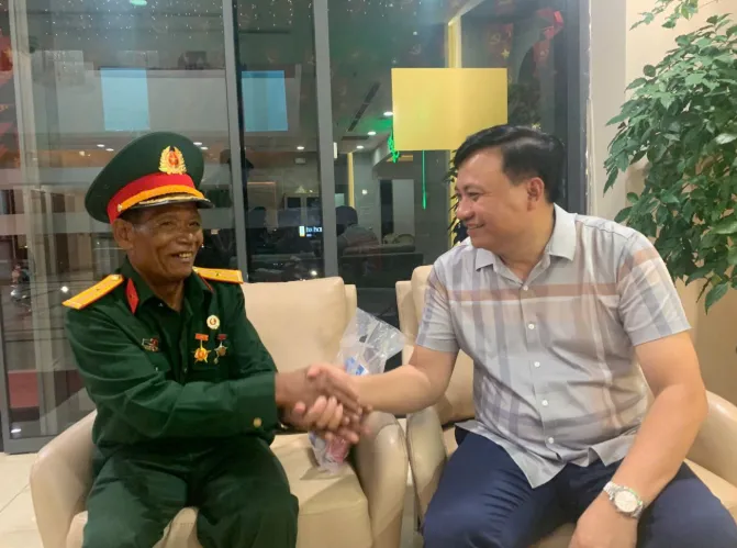 Cựu chiến binh xúc động khi được Công an TP Hà Nội hỗ trợ tham dự A80 - Ảnh 1.