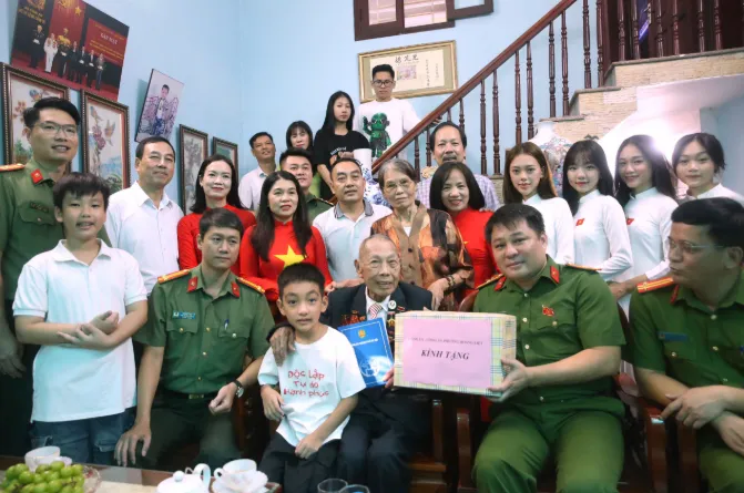 Cựu chiến binh xúc động khi được Công an TP Hà Nội hỗ trợ tham dự A80 - Ảnh 2.