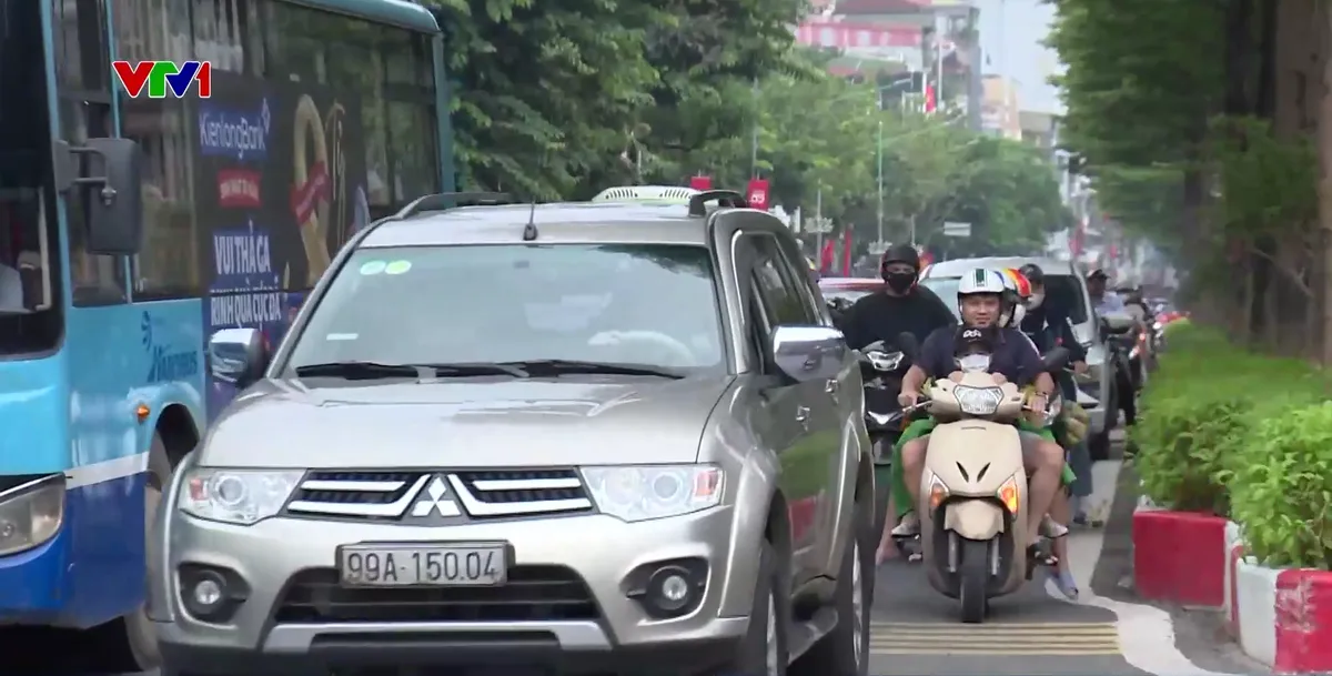 Giao thông nội đô Hà Nội ùn ứ ở một số điểm trước lễ diễu binh 2/9 - Ảnh 1.