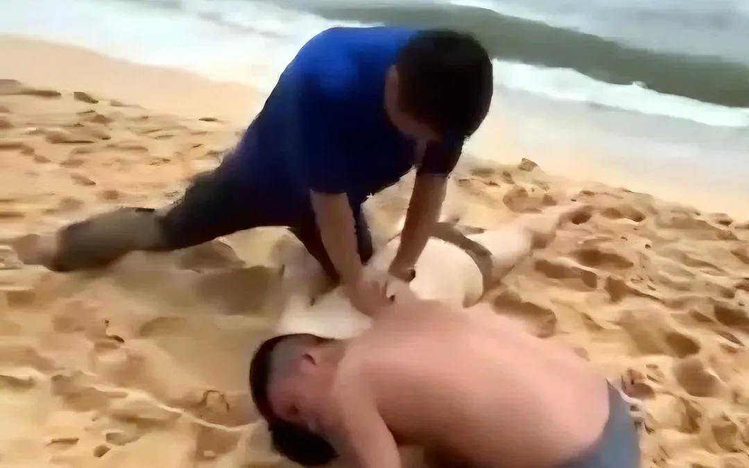Lực lượng cứu hộ cấp cứu các nạn nhân bị đuối nước - Ảnh cắt từ video đăng trên xã hội Lực lượng cứu hộ cấp cứu các nạn nhân bị đuối nước - Ảnh cắt từ video đăng trên xã hội