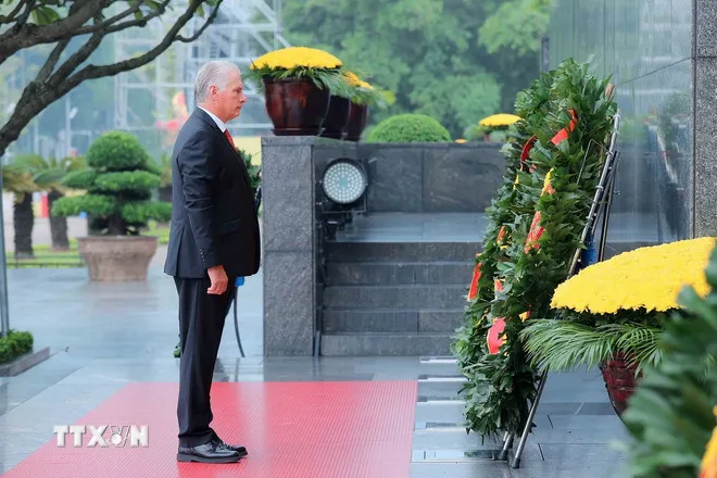 Bí thư thứ Nhất, Chủ tịch nước Cuba Miguel Díaz-Canel Bermúdez vào Lăng viếng Chủ tịch Hồ Chí Minh- Ảnh 2. Bí thư thứ Nhất, Chủ tịch nước Cuba Miguel Díaz-Canel Bermúdez vào Lăng viếng Chủ tịch Hồ Chí Minh- Ảnh 2.