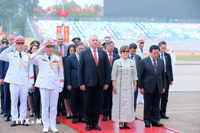 Bí thư thứ Nhất, Chủ tịch nước Cuba Miguel Díaz-Canel Bermúdez vào Lăng viếng Chủ tịch Hồ Chí Minh- Ảnh 3. Bí thư thứ Nhất, Chủ tịch nước Cuba Miguel Díaz-Canel Bermúdez vào Lăng viếng Chủ tịch Hồ Chí Minh- Ảnh 3.