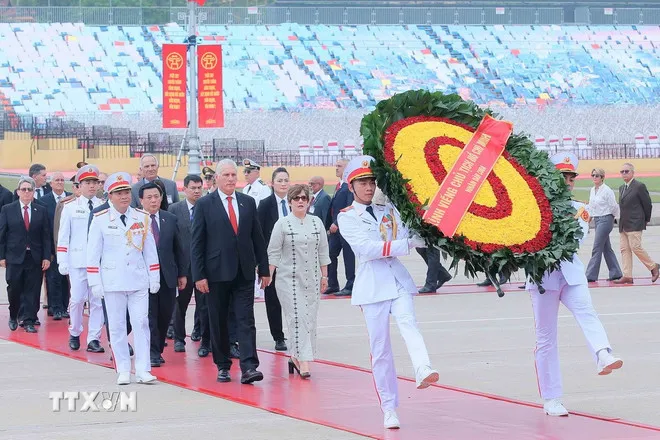 Bí thư thứ Nhất, Chủ tịch nước Cuba Miguel Díaz-Canel Bermúdez vào Lăng viếng Chủ tịch Hồ Chí Minh- Ảnh 1. Bí thư thứ Nhất, Chủ tịch nước Cuba Miguel Díaz-Canel Bermúdez vào Lăng viếng Chủ tịch Hồ Chí Minh- Ảnh 1.