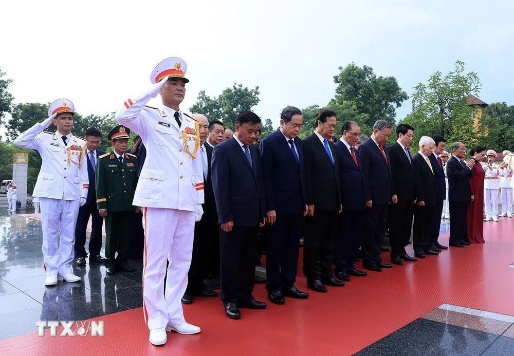Lãnh đạo Đảng, Nhà nước đến đặt vòng hoa tại Đài tưởng niệm các Anh hùng liệt sĩ. Lãnh đạo Đảng, Nhà nước đến đặt vòng hoa tại Đài tưởng niệm các Anh hùng liệt sĩ.