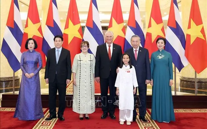 Tổng Bí thư Tô Lâm và Phu nhân, Chủ tịch nước Lương Cường và Phu nhân cùng Bí thư thứ Nhất Đảng Cộng sản Cuba, Chủ tịch nước Cuba Miguel Díaz-Canel Bermúdez và Phu nhân chụp ảnh chung. Ảnh: Thống Nhất/TTXVN
