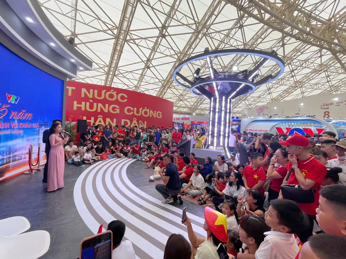 BTV Hoài Anh - Thái Tuấn khuấy động không khí gian trưng bày VTV tại Triển lãm Thành tựu đất nước- Ảnh 1.