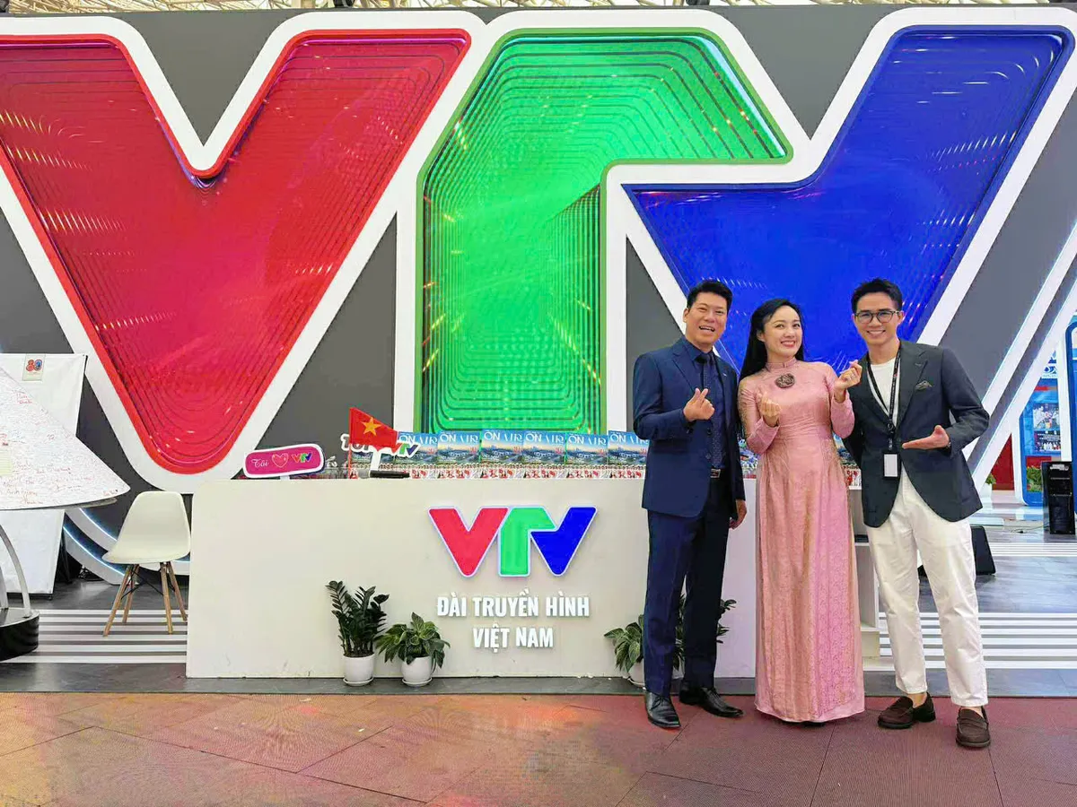 BTV Hoài Anh - Thái Tuấn khuấy động không khí gian trưng bày VTV tại Triển lãm Thành tựu đất nước- Ảnh 2.