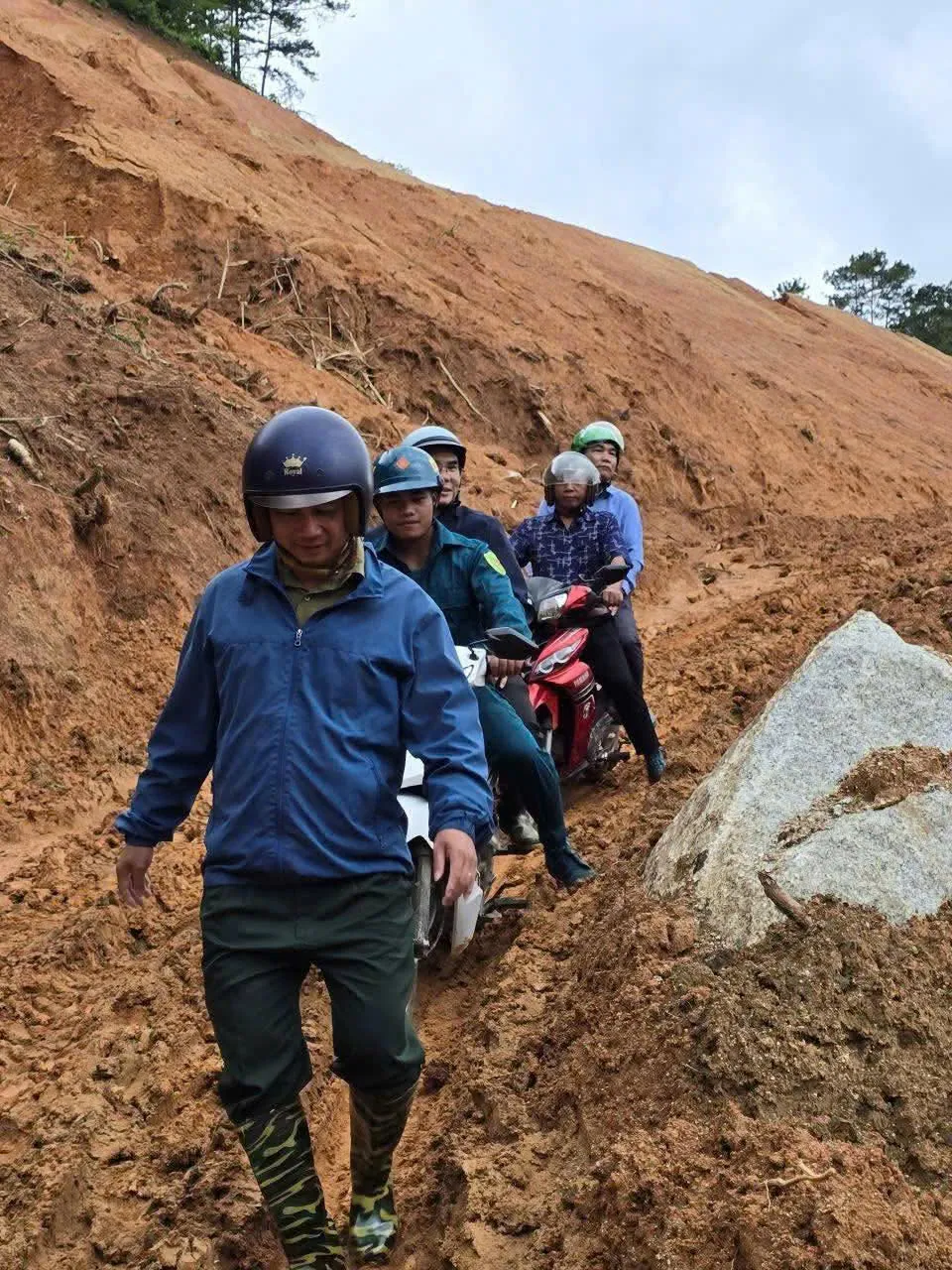 Lâm Đồng: Người dân phấn khởi nhận quà tri ân dịp 80 năm Quốc khánh - Ảnh 2.