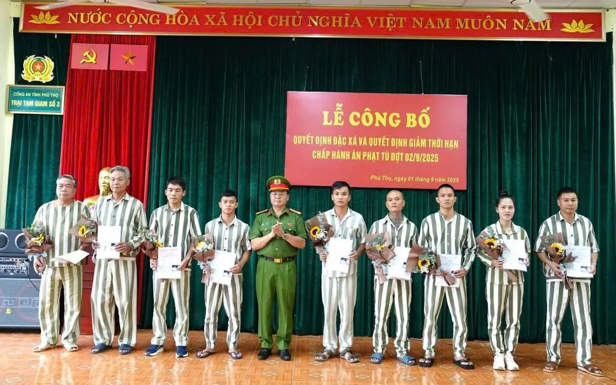 Thượng tá Phạm Hùng - Giám thị Trại tạm giam số 3 trao quyết định cho phạm nhân được đặc xá.