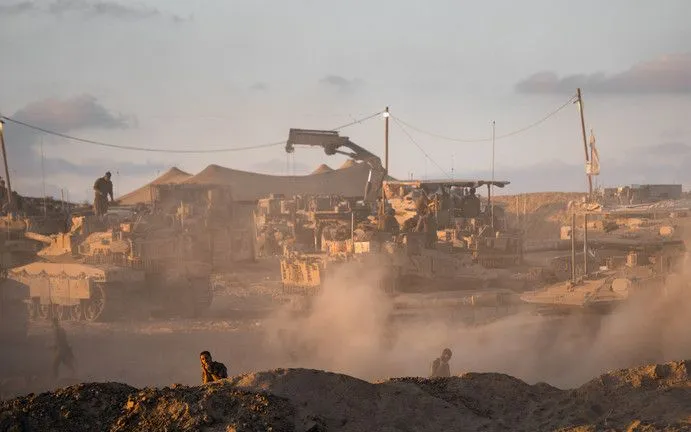 Binh lính Israel vận hành xe tăng gần biên giới phía Bắc Gaza vào ngày 18/8 (Ảnh: Getty Images) Binh lính Israel vận hành xe tăng gần biên giới phía Bắc Gaza vào ngày 18/8 (Ảnh: Getty Images)