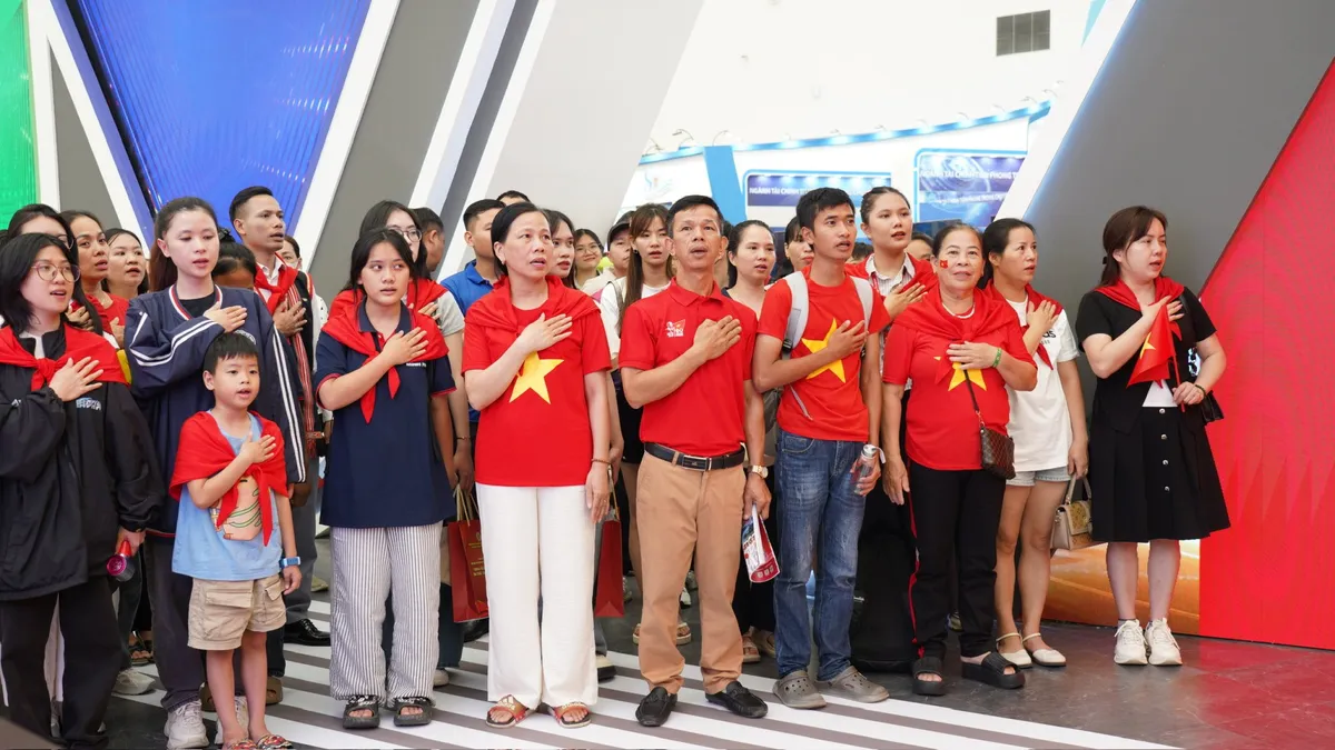 Khán giả VTV xúc động hát vang Tiến quân ca mừng Quốc khánh - Ảnh 2.