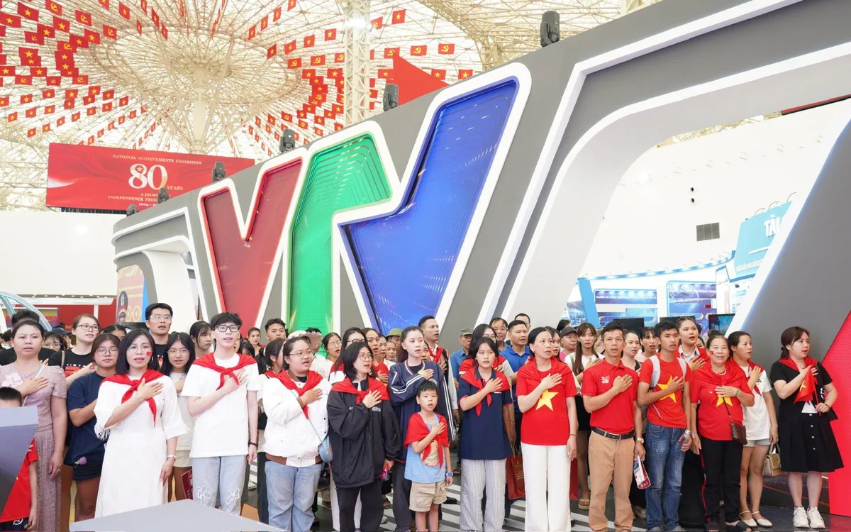 Khán giả hát vang bản Tiến quân ca mừng Quốc khánh tại gian trưng bày VTV trong Triển lãm Thành tựu đất nước (Ảnh: Hoàng Quân) Khán giả hát vang bản Tiến quân ca mừng Quốc khánh tại gian trưng bày VTV trong Triển lãm Thành tựu đất nước (Ảnh: Hoàng Quân)