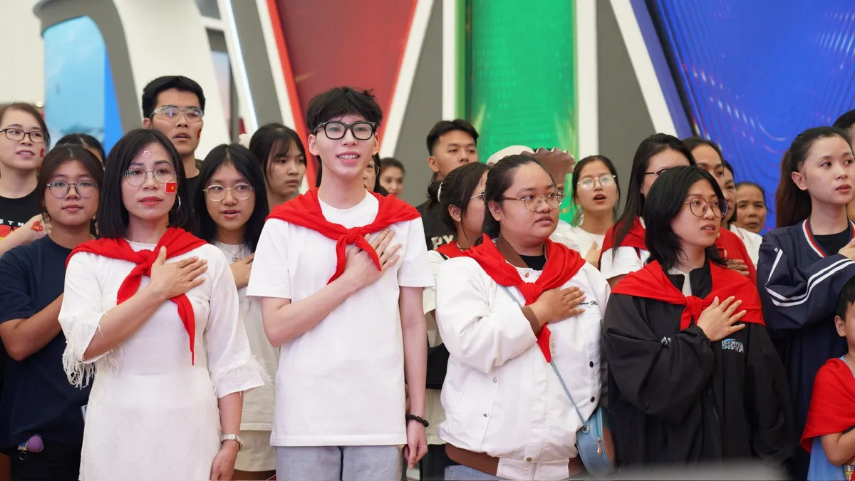 Khán giả VTV xúc động hát vang Tiến quân ca mừng Quốc khánh - Ảnh 5.