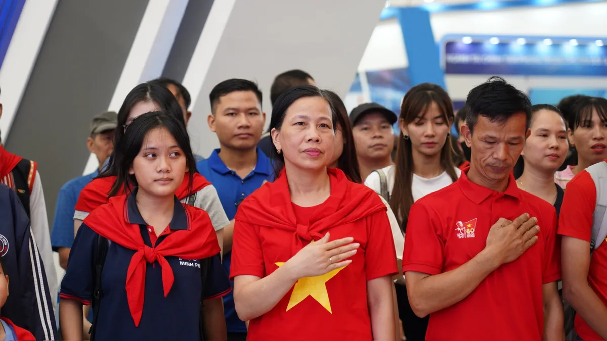 Khán giả VTV xúc động hát vang Tiến quân ca mừng Quốc khánh - Ảnh 3.