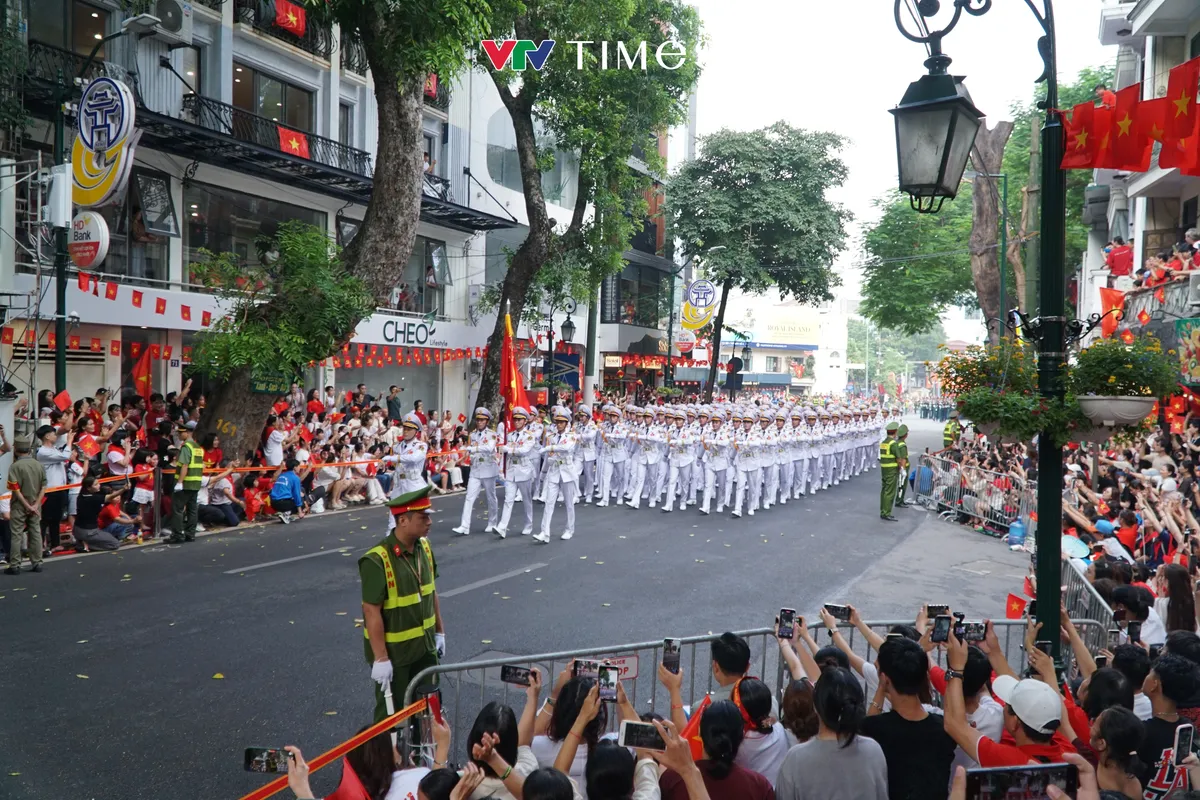 Đoàn diễu binh, diễu hành đi trong vòng tay nhân dân - Ảnh 8.