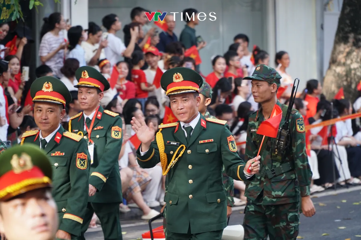 Đoàn diễu binh, diễu hành đi trong vòng tay nhân dân - Ảnh 12.