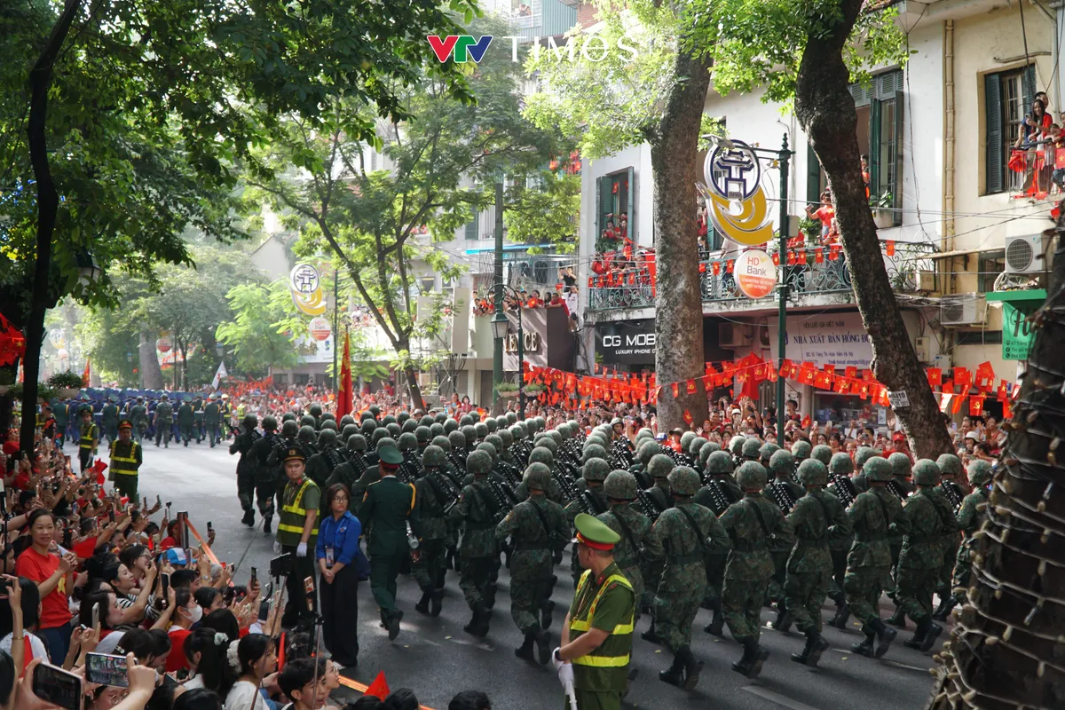 Đoàn diễu binh, diễu hành đi trong vòng tay nhân dân - Ảnh 11.