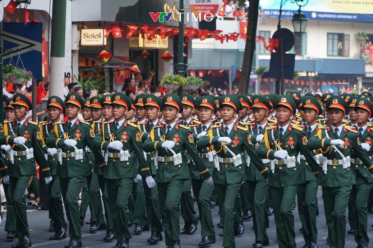 Đoàn diễu binh, diễu hành đi trong vòng tay nhân dân - Ảnh 7.