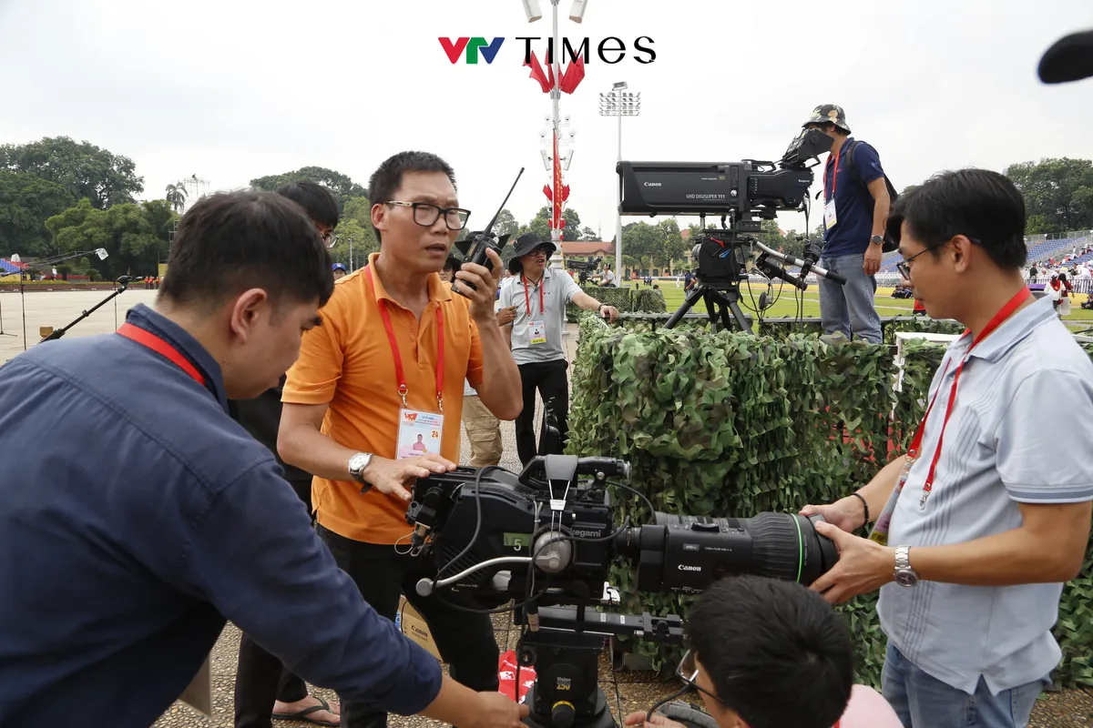 Ekip VTV 'vượt nắng thắng mưa' giữ trọn khoảnh khắc hào hùng Lễ diễu binh, diễu hành - Ảnh 6.
