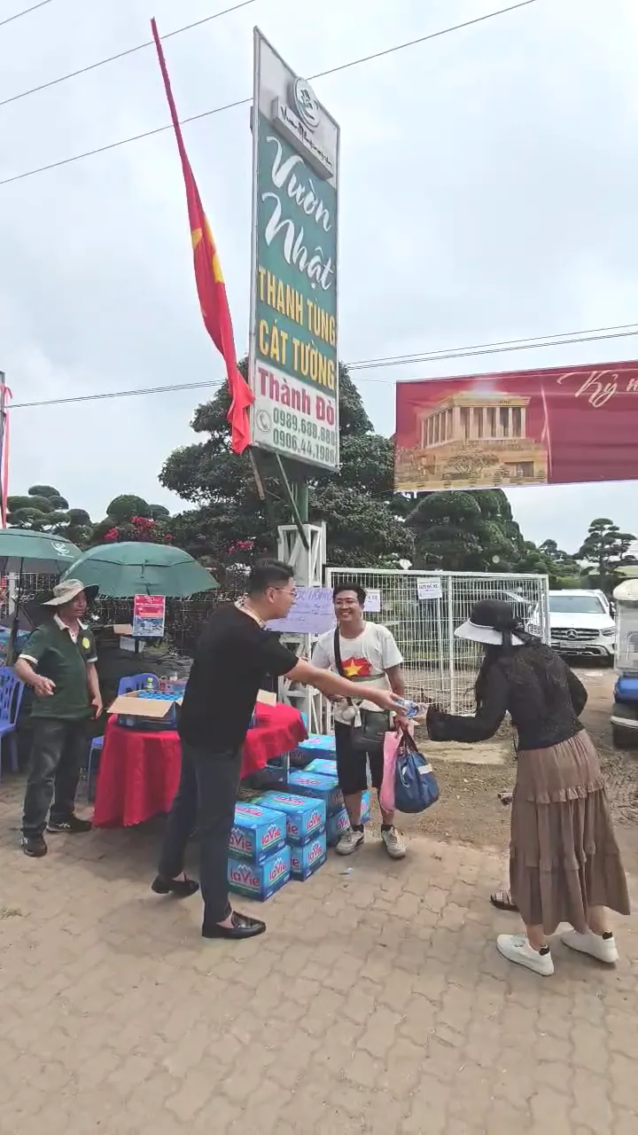 Ấm lòng nghĩa cử cao đẹp của người dân ngày Quốc khánh - Ảnh 2.