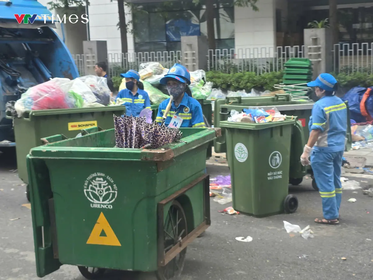 Xuyên đêm dọn rác, giữ sạch đường phố Thủ đô ngày đại lễ Quốc khánh 2/9 - Ảnh 3.