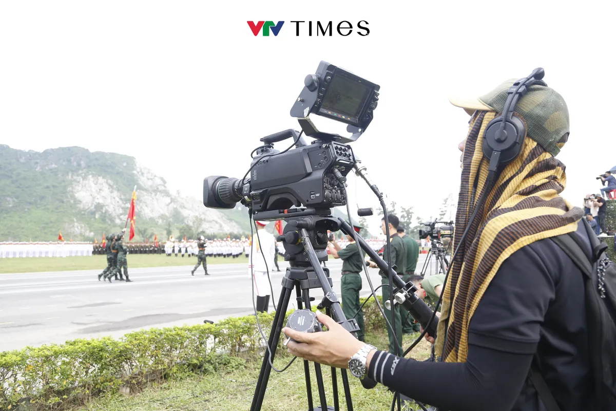 Ekip VTV 'vượt nắng thắng mưa' giữ trọn khoảnh khắc hào hùng Lễ diễu binh, diễu hành - Ảnh 1.