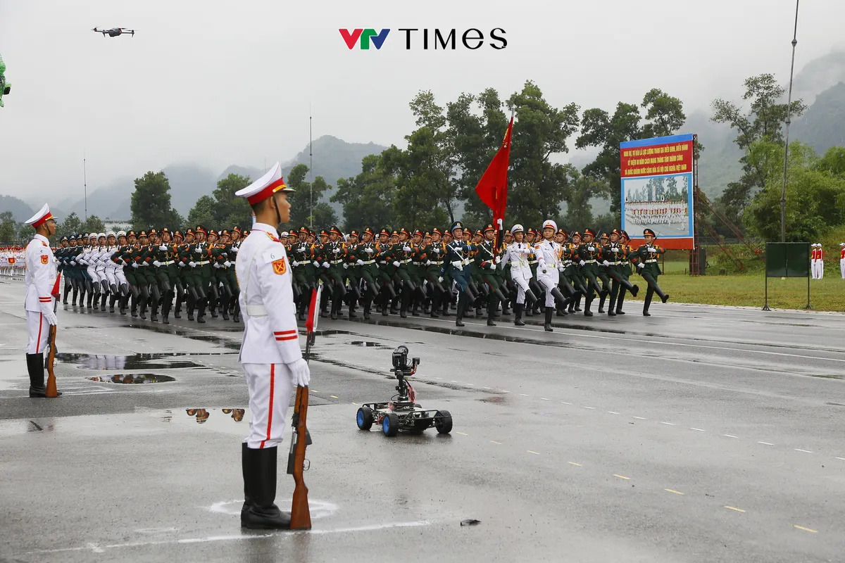 Ekip VTV 'vượt nắng thắng mưa' giữ trọn khoảnh khắc hào hùng Lễ diễu binh, diễu hành - Ảnh 14.
