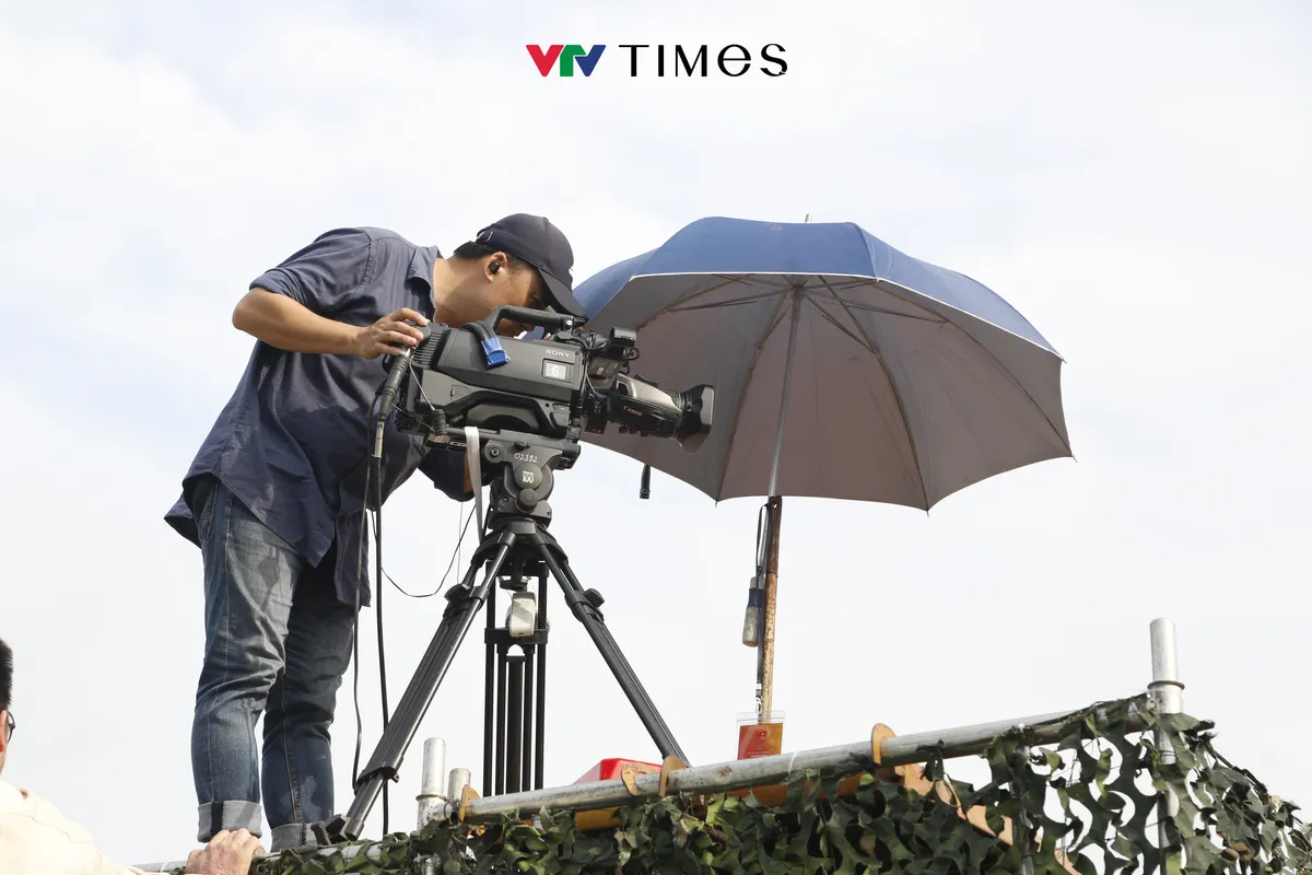 Ekip VTV 'vượt nắng thắng mưa' giữ trọn khoảnh khắc hào hùng Lễ diễu binh, diễu hành - Ảnh 16.