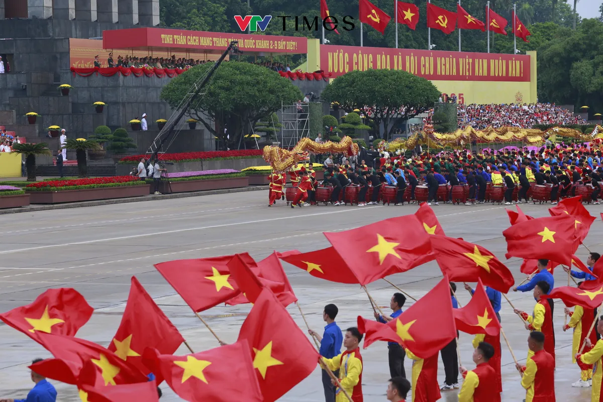 Ekip VTV 'vượt nắng thắng mưa' giữ trọn khoảnh khắc hào hùng Lễ diễu binh, diễu hành - Ảnh 9.