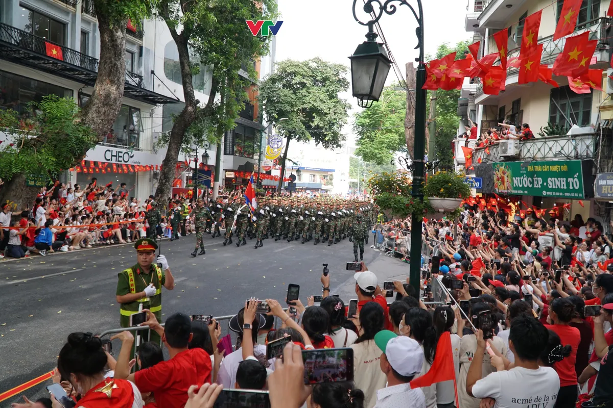 Đoàn diễu binh, diễu hành đi trong vòng tay nhân dân - Ảnh 18.