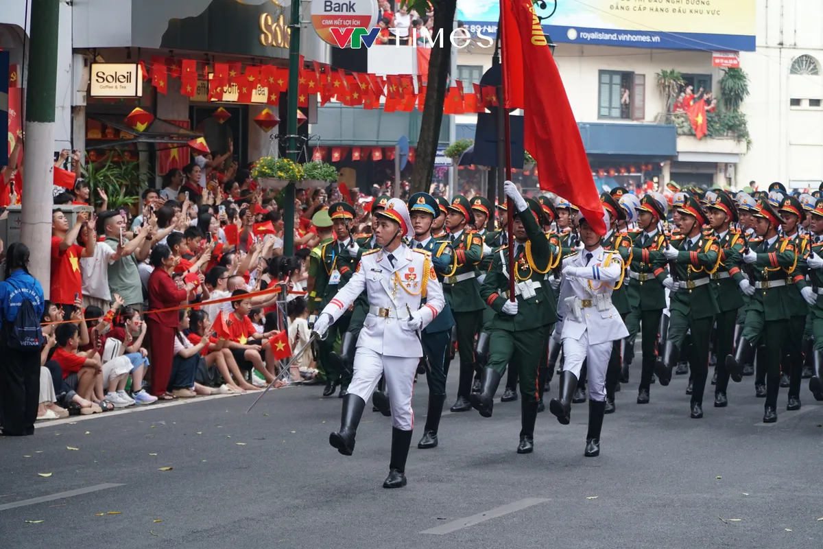 Đoàn diễu binh, diễu hành đi trong vòng tay nhân dân - Ảnh 4.
