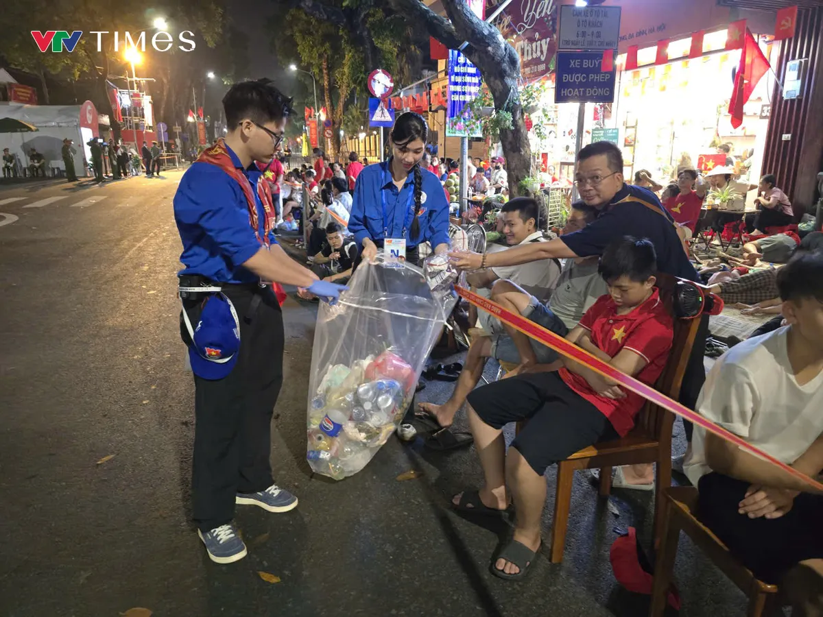Xuyên đêm dọn rác, giữ sạch đường phố Thủ đô ngày đại lễ Quốc khánh 2/9 - Ảnh 6.